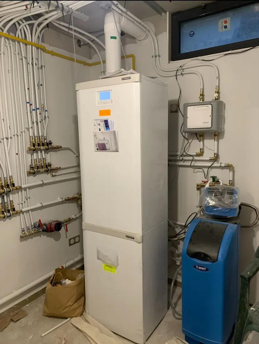 Chaudière et réseau de chauffage installés dans un local technique
