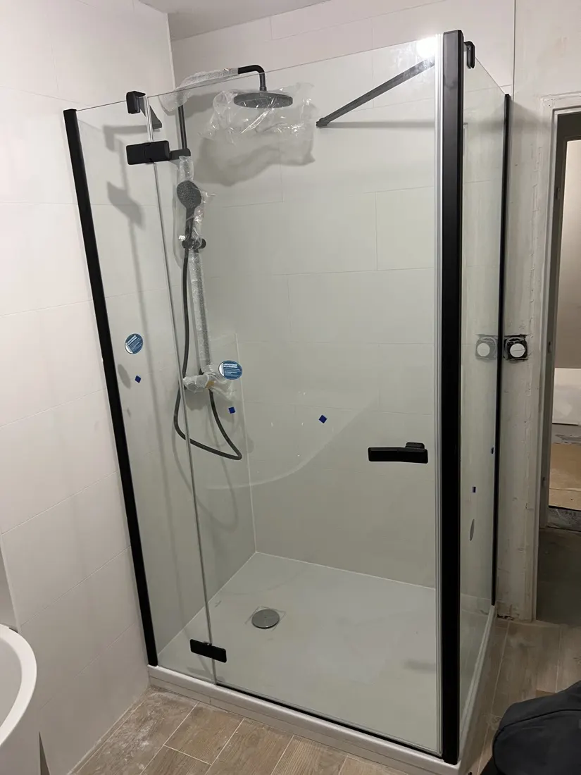 Paroi de douche noire installée dans une salle de bain