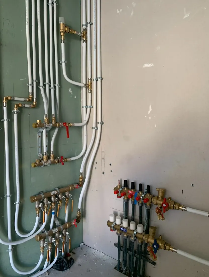 Nourrices et réseau multicouche installés avant finition