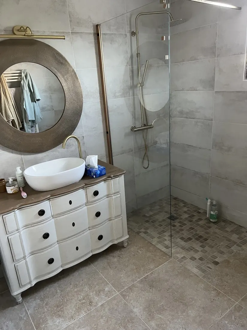 Douche à l’italienne et meuble vasque rénovés